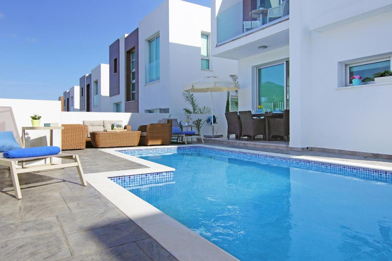 Villa Caren Paralimni Bagian luar foto