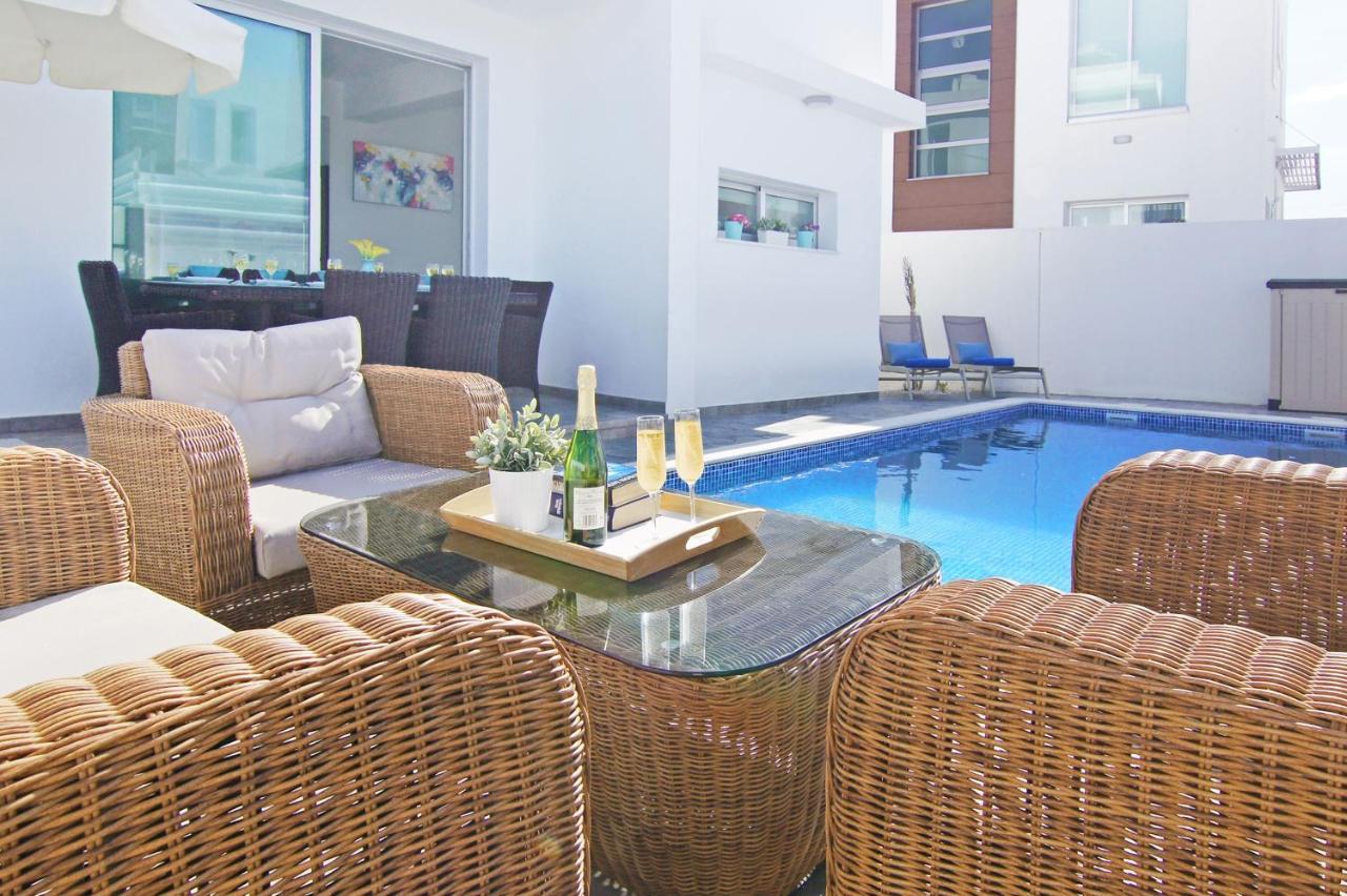 Villa Caren Paralimni Bagian luar foto